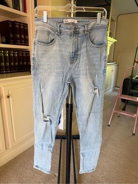 Zara light wash distressed skinny jeans